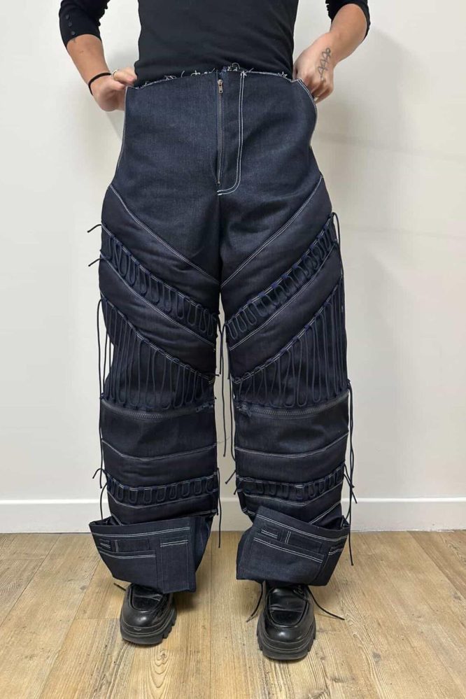 Pantalon en denim brut avec laçage et motif chevrons — Carla Mattiolo