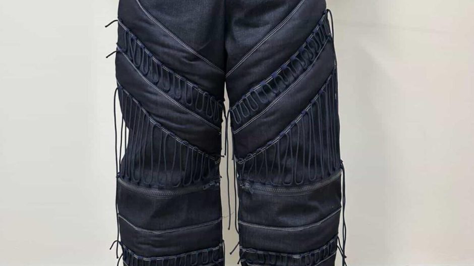 Pantalon en denim brut avec laçage et motif chevrons — Carla Mattiolo