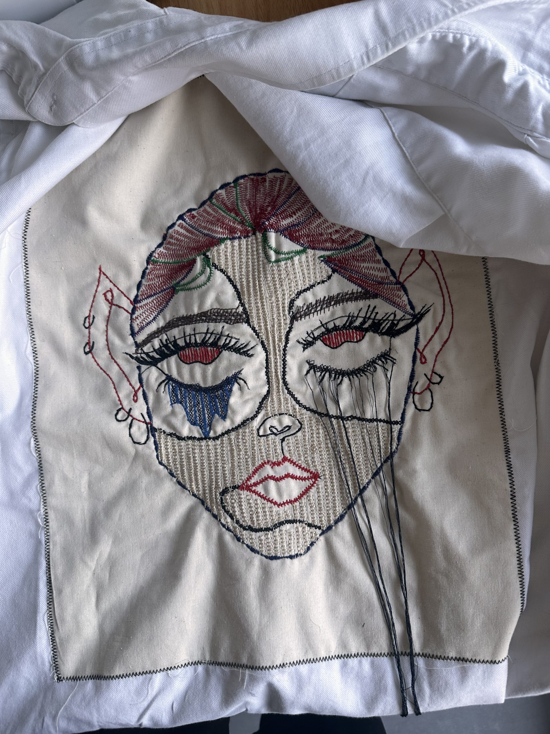 Broderie Visage — portrait brodé sur soie